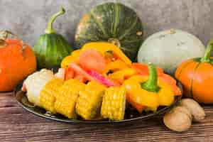 Free photo cut vegetables on plate