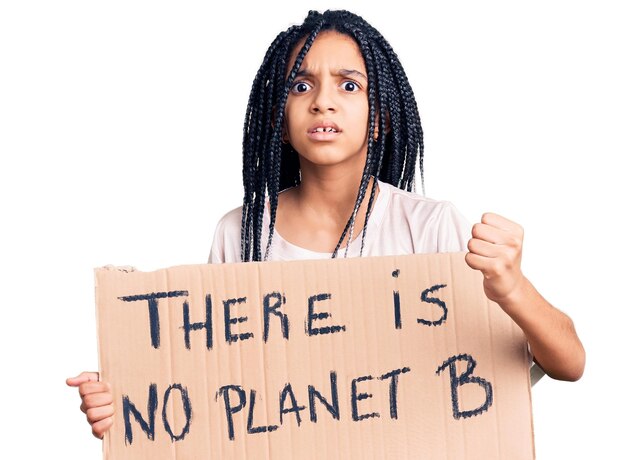 행성 b 배너를 들고 있는 귀여운 아프리카계 미국인 소녀는 화가 나고 손을 들어 미친 듯이 소리를 지르며 화를 내며 소리를 지르고 좌절했습니다.