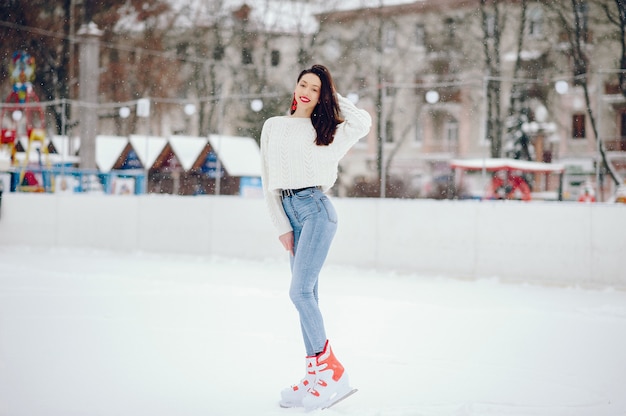 무료 사진 겨울 도시에서 하얀 스웨터에 귀엽고 아름다운 소녀