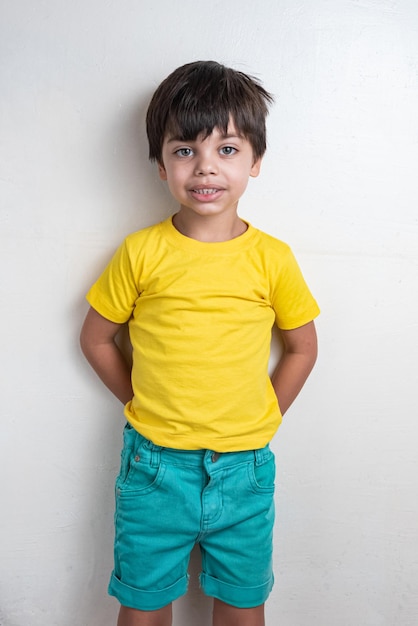노란색 티셔츠를 입은 귀엽고 행복한 소년
