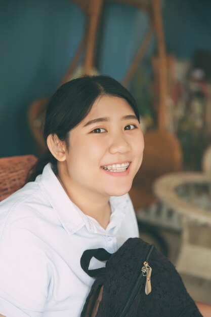 かわいいアジアの太った女の子笑顔学生10代の若い幸せなクローズアップ頭 プレミアム写真