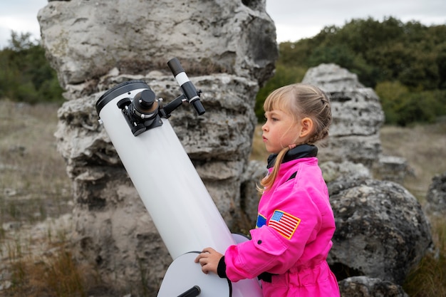 Foto gratuita carino astronauta bambino che gioca