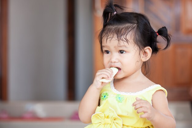 かわいい赤ちゃんアジア子供女の子食べるマンゴー プレミアム写真