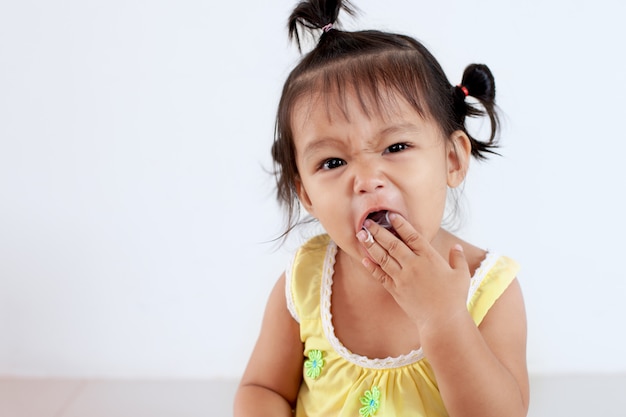 かわいい赤ちゃんアジアの子供の女の子 自分自身で健康的な食べ物 プレミアム写真 かわいい赤ちゃんアジアの子供の女の子 自分自身で健康的な食べ物 プレミアム写真