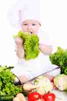 무료 사진 야채와 함께 귀여운 아기 요리사