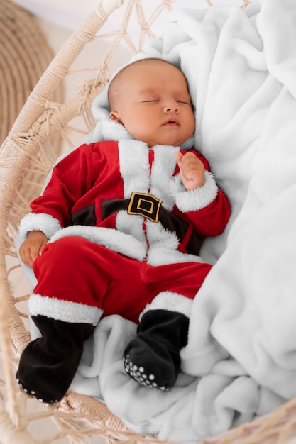 Foto gratuita bambino carino vestito con abiti di babbo natale