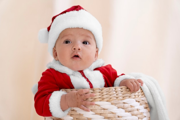 산타 클로스 옷을 입은 귀여운 아기