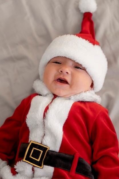 サンタクロースの服を着たかわいい赤ちゃん