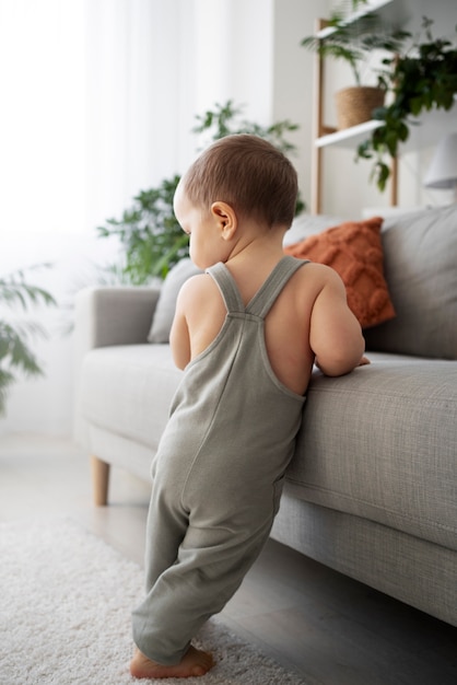 Foto gratuita bambino carino che fa i primi passi