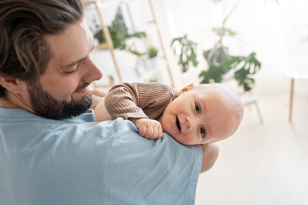 Bambino carino che fa i primi passi