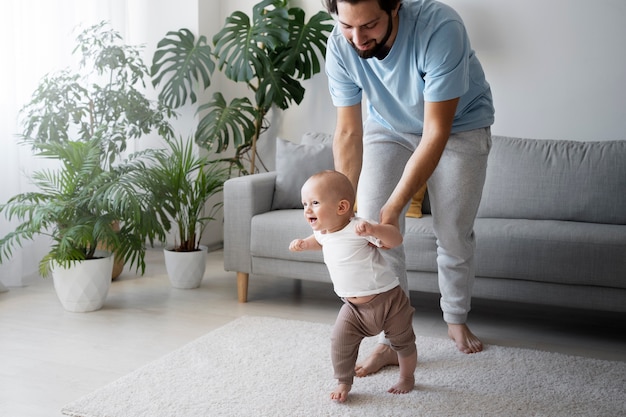 Foto gratuita bambino carino che fa i primi passi