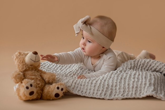 Foto gratuita bambino carino con animale di peluche