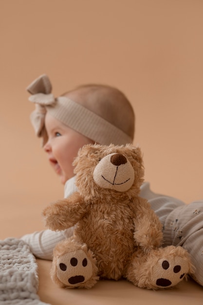 Foto gratuita bambino carino con animale di peluche