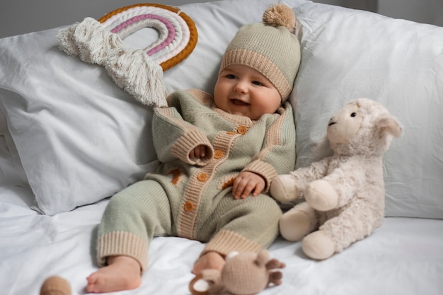 Foto gratuita bambino carino con animale di peluche