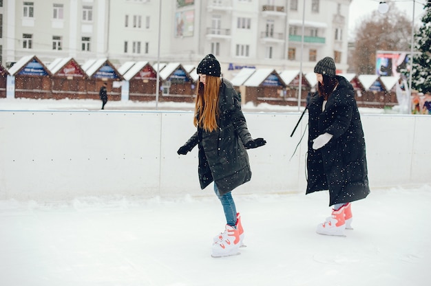 Foto gratuita ragazze carine e belle in un maglione bianco in una città d'inverno