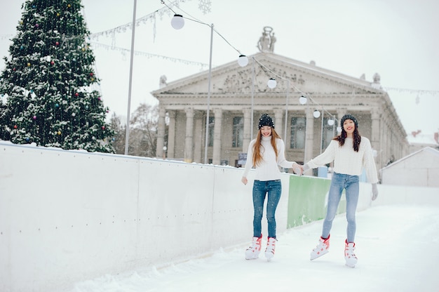 Милые и красивые девушки в белом свитере в зимнем городе