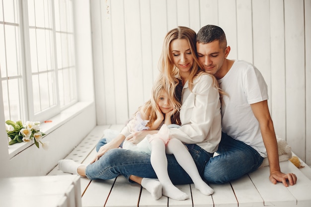 Carino e grande famiglia seduti a casa