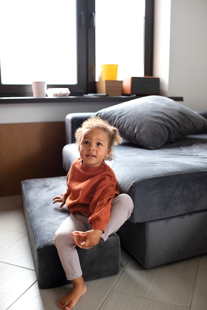 Foto gratuita bambino nero sveglio che si diverte a casa