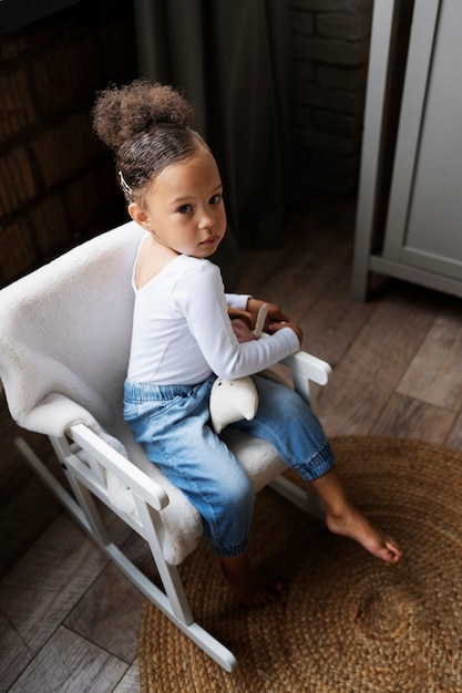 Foto gratuita bambino nero sveglio che si diverte a casa