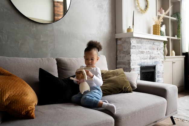 Foto gratuita bambino nero sveglio che si diverte a casa