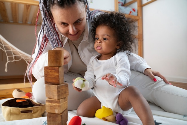 Foto gratuita carino bambino nero a casa con i genitori