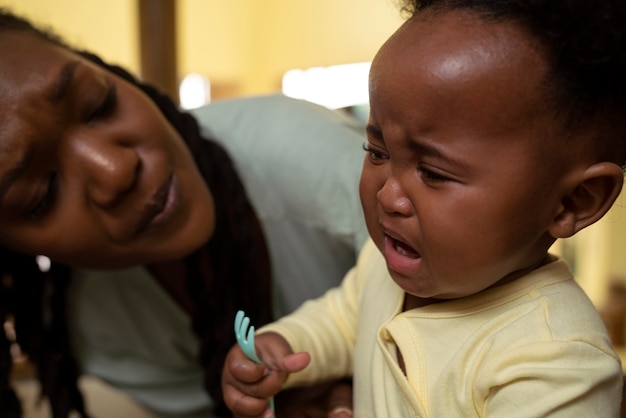 Free photo cute black baby at home with parents