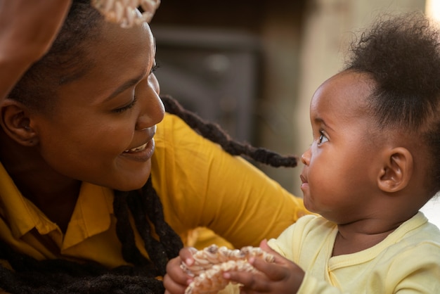 Free photo cute black baby at home with parents