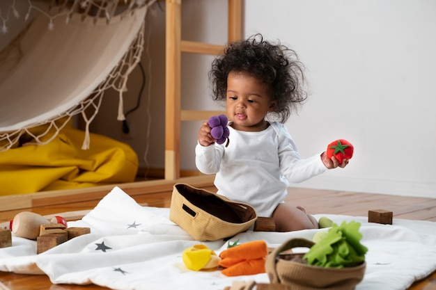 Foto gratuita simpatico bambino nero a casa