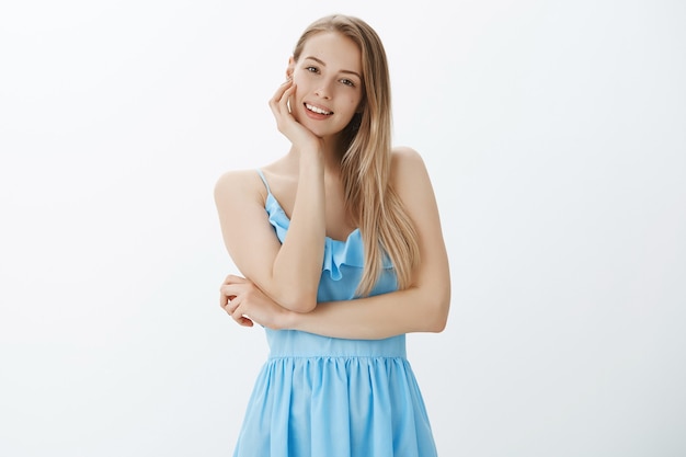 Бесплатное фото Милая блондинка в стильном синем платье