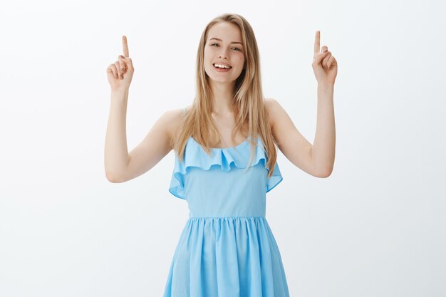 세련 된 파란 드레스에 귀여운 금발 소녀
