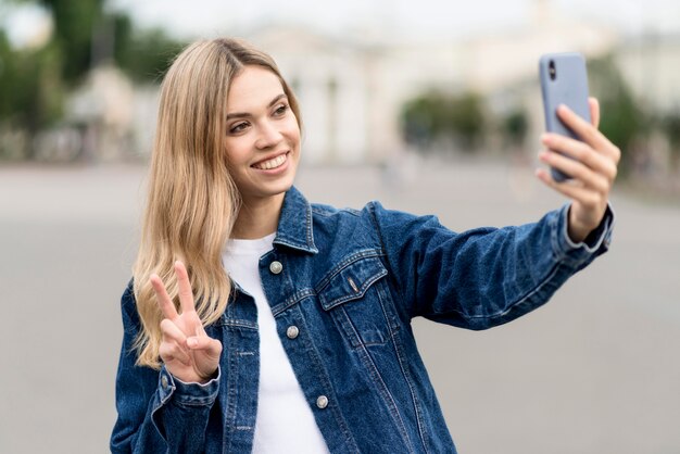 귀여운 금발 소녀는 selfie를 복용