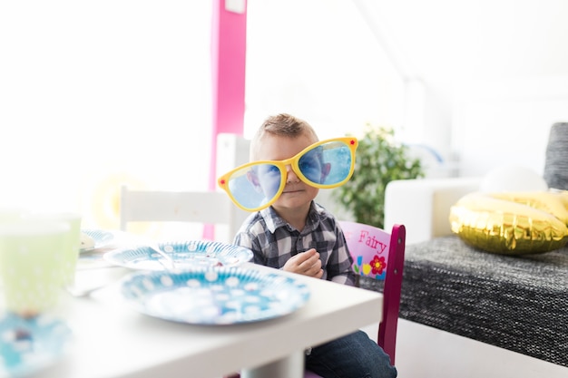 Free photo cute boy in big glasses