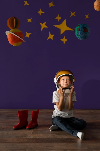 Free photo cute boy dressed in space astronaut