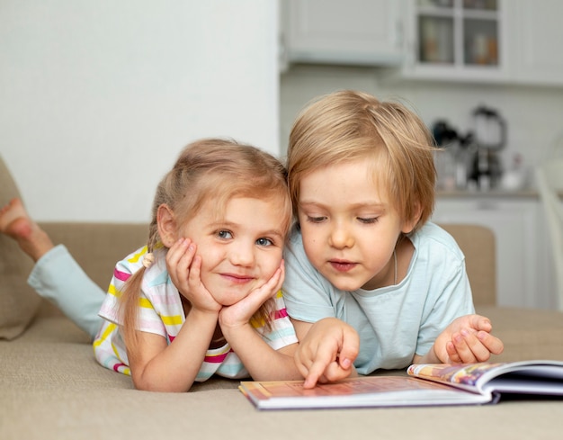 かわいい男の子と女の子の読書