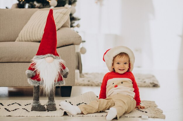 クリスマスにサンタの帽子をかぶってかわいい男の子