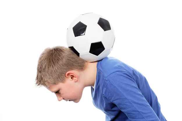 Милый мальчик с футбольным мячом