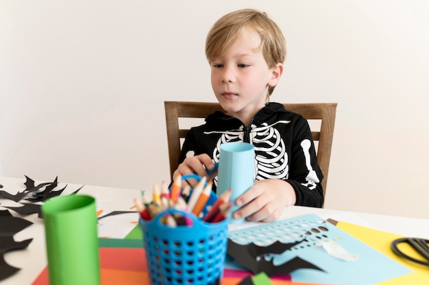 Ragazzo carino con il concetto di halloween