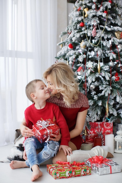 Ragazzo carino con la madre a casa