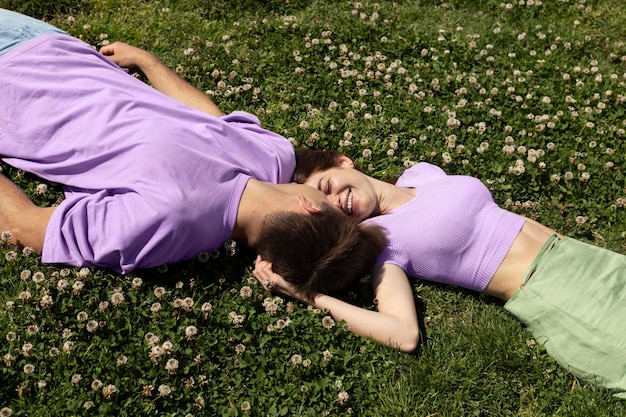 Милый парень и девушка, лежа на траве