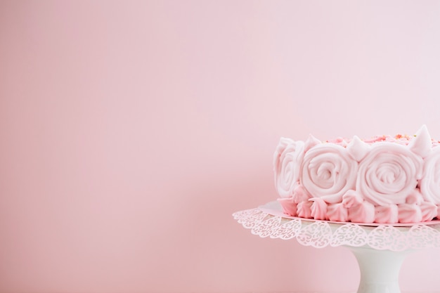 Симпатичный торт с розовыми розами