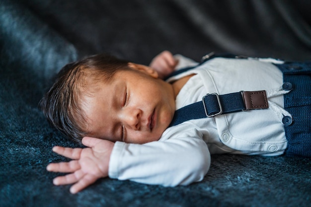 ファッショナブルな衣装でかわいい白人の生まれたばかりの赤ちゃん