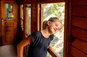 Foto gratuita bambino carino che guarda fuori dal finestrino di un treno