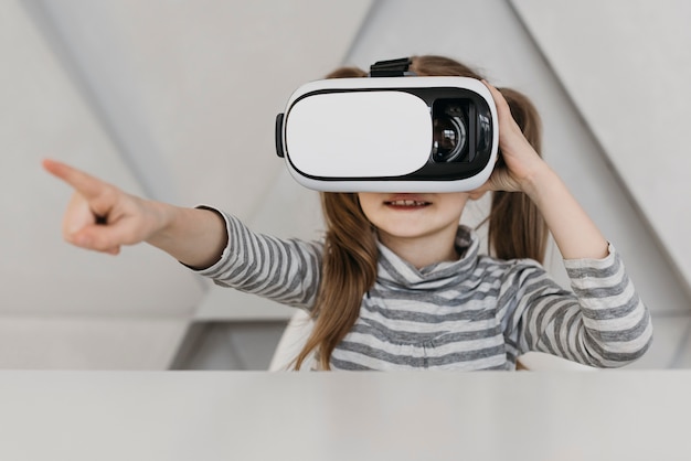 Foto gratuita bambino carino utilizzando le cuffie da realtà virtuale