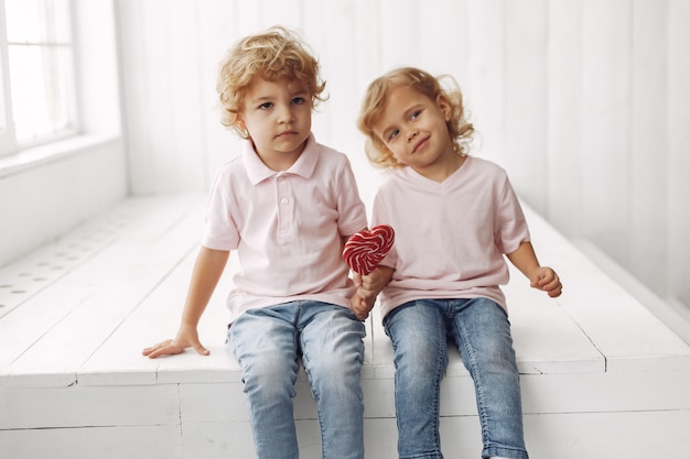 Foto gratuita bambini svegli che si divertono con le caramelle