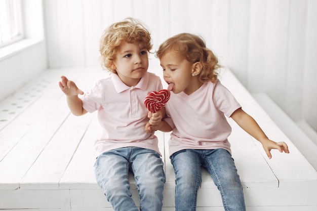 Foto gratuita bambini svegli che si divertono con le caramelle