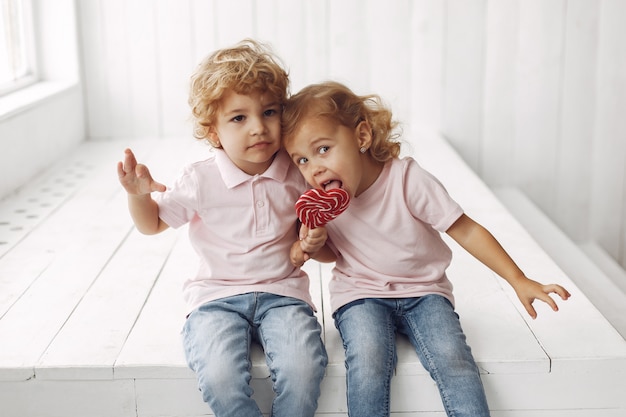 Foto gratuita bambini svegli che si divertono con le caramelle