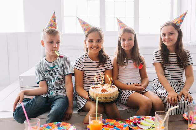 かわいい子供たちの誕生日ケーキ