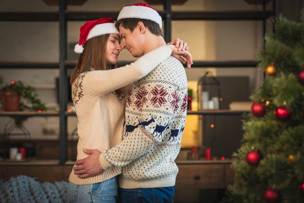 ハグかわいいクリスマスのカップル