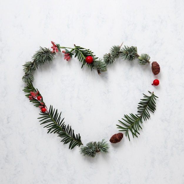 Free photo cute christmas decoration with pine leaves