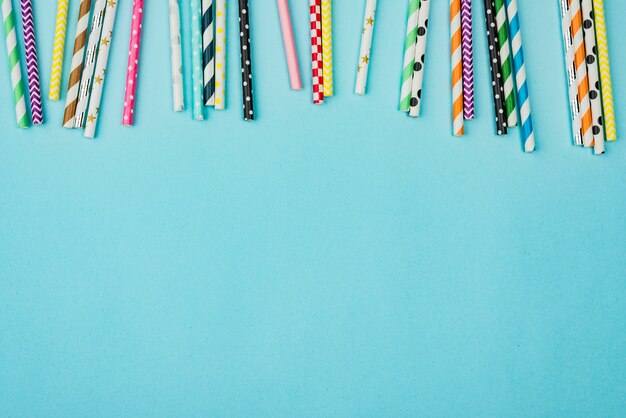 Бесплатное фото Симпатичные цветные бумажные соломинки копией пространства